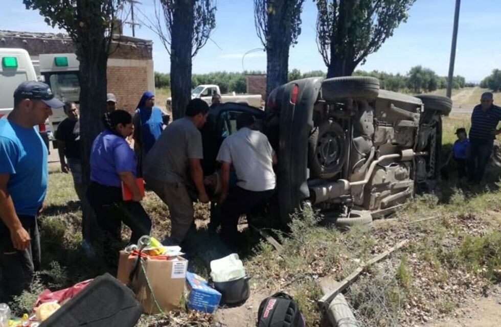 Por esquivar un perro terminó volcando