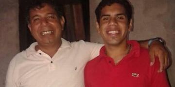 El joven estudiante de Ingeniería Civil herido en Oberá, Héctor Mendoza, junto a su padre\u002E (El Territorio)