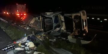 camión volcado\nCrédito: Policía Ceibas