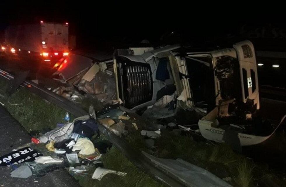 Un camión volcó esta mañana en la ruta 12