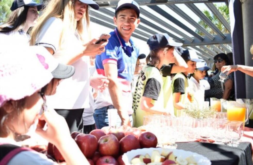 Lanzan propuesta para llenar de frutas las escuelas