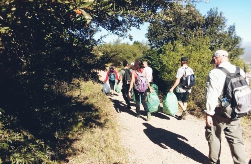 Carlos Paz: jornada de limpieza en el Cerro de la Cruz