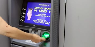 El medio aguinaldo para los empleados públicos del Gobierno de Santa Fe se paga en cajeros automáticos en tres instancias\u002E (Archivo)