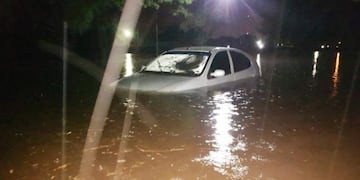 Un auto bajo el agua en General Pico (Infotec)