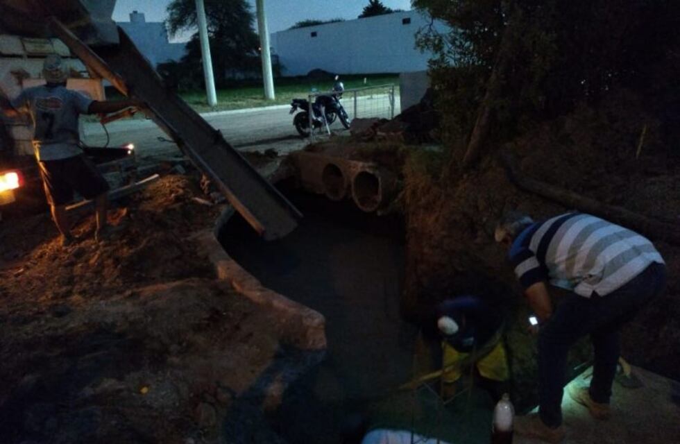 Alumbrando con linternas, empleados municipales completaron la primera etapa del canal de desagües norte en Río Primero