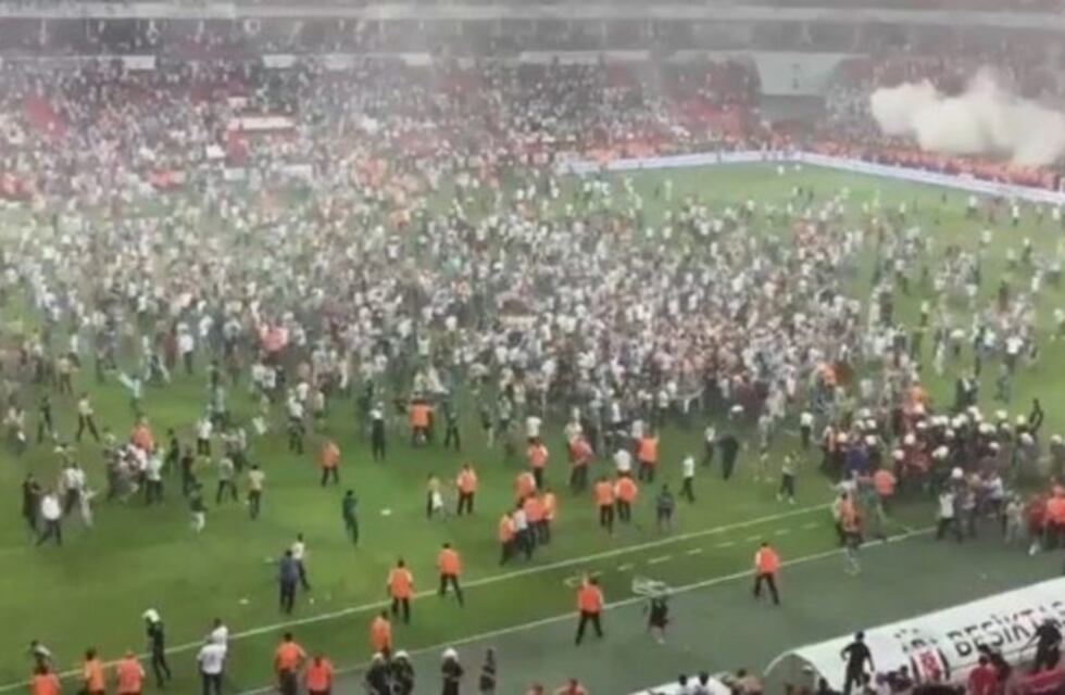 ¡La más grande de la historia! Feroz batalla campal en el fútbol turco