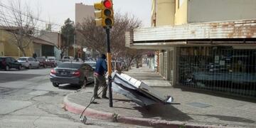 Las ráfagas de viento que se anunciaron para este martes llegaron a la región y comenzaron a causar inconvenientes como cortes de luz, voladuras de techos y caída de postes\u002E