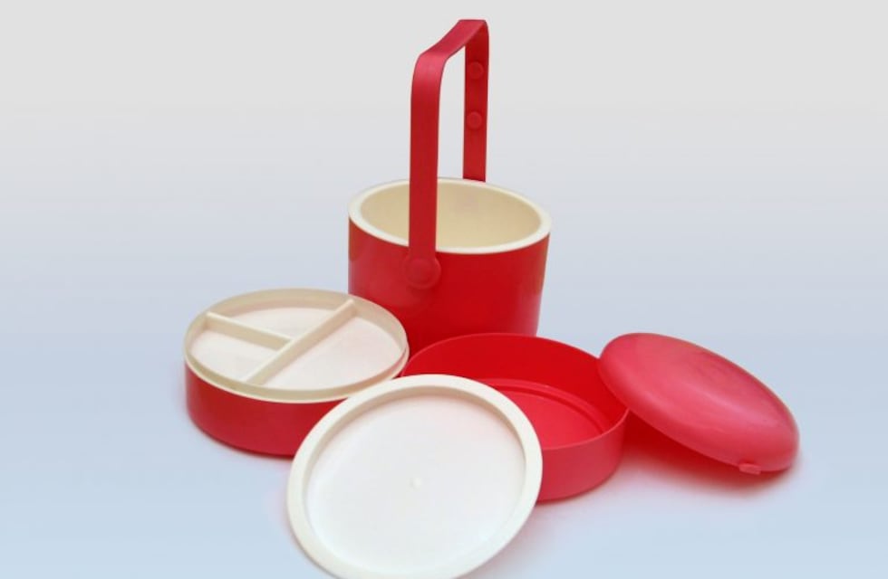 Cómo lavar tus recipientes de plástico quitando olores y manchas