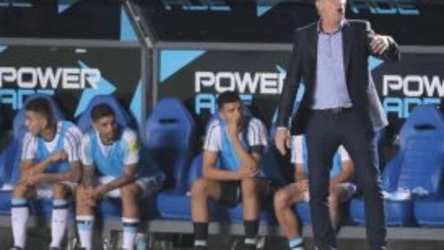 SAN JUAN (ARGENTINA), 15/11/2016.- El tu00e9cnico de Argentina, Edgardo Bauza (d) durante un encuentro ante Colombia hoy, martes 15 de noviembre de 2016, en el partido por las eliminatorias sudamericanas entre Argentina y Colombia para la Copa Mundo Rusia 201