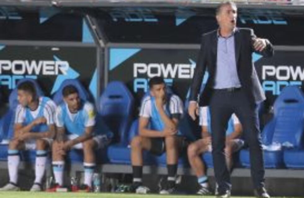 Bauza piensa en nuevos centrales por la suspensión de Funes Mori y la lesión de Musacchio