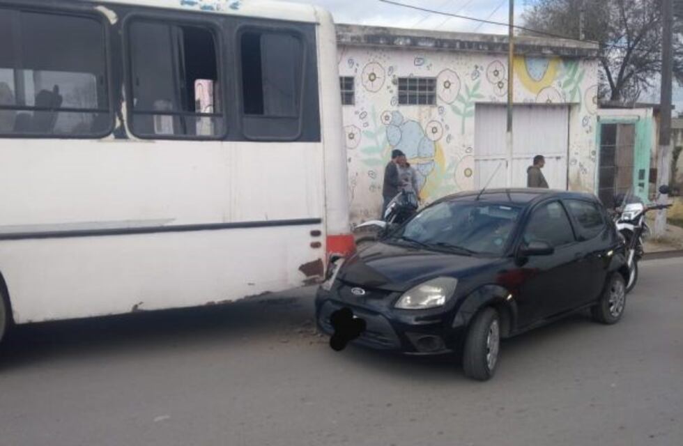 Alta Gracia: un vehículo impactó de atrás a un colectivo