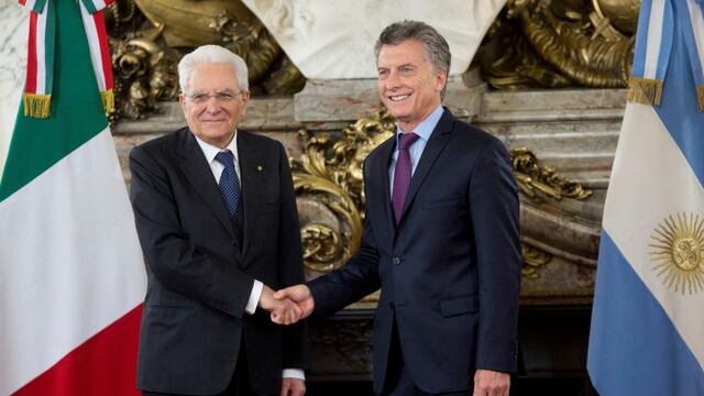 Italy's president Sergio Mattarella, left, shakes hands with Argentina's President Mauricio Macri as they pose for a picture at the government house in Buenos Aires, Argentina, Monday, May 8, 2017. (AP Photo)