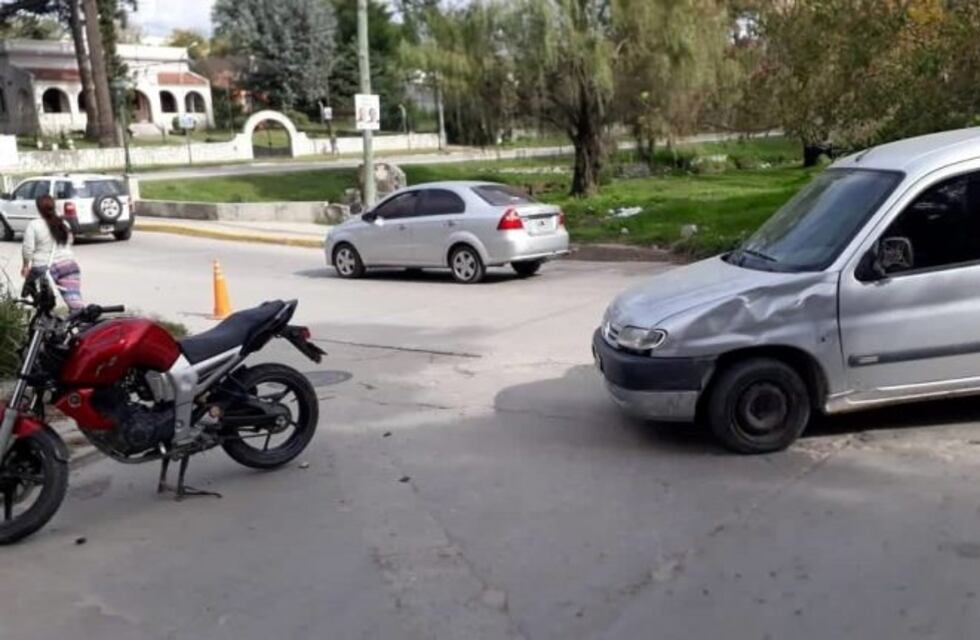 Accidente de tránsito: motociclista con traumatismo de cráneo tras impactar con una camioneta