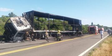 El fuego empezó en la cabina y se propagó rápidamente a todo el vehículo