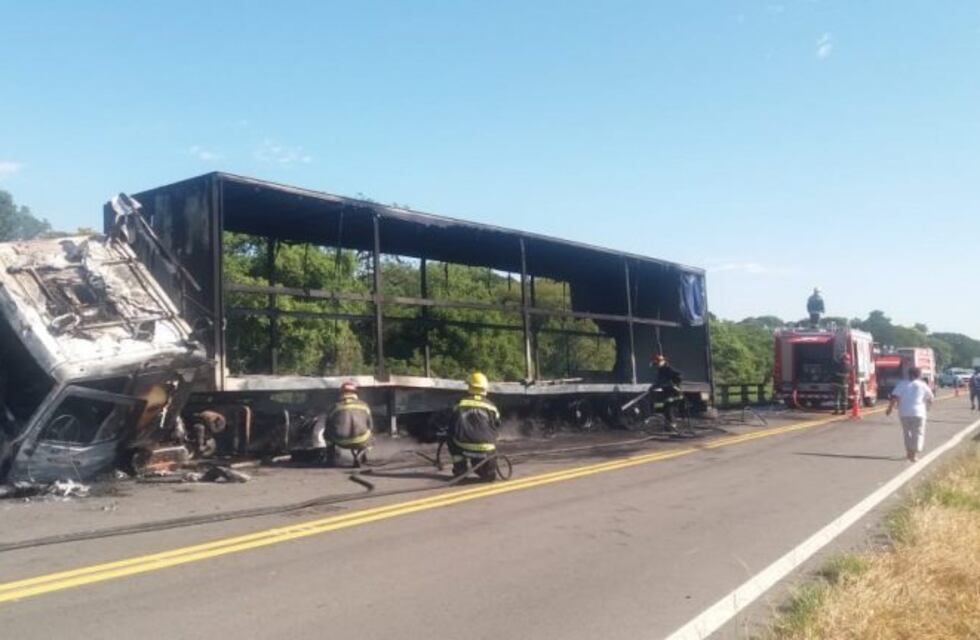 Un camión chocó contra el guardarrail y se incineró por completo