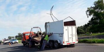 Tráiler\nCrédito: Bomberos Ceibas