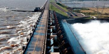 Paso vial entre Argentina y Paraguay sobre la represa de Yacyretá\u002E (WEB)