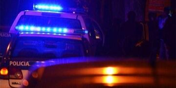 La pareja fue sorprendida mientras dormía, y al hombre le dispararon en la cabeza.