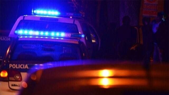 La pareja fue sorprendida mientras dormía, y al hombre le dispararon en la cabeza.