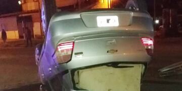 Volcó un auto tras chocar contra una columna del alumbrado público en Barranqueras\u002E (Web)\u002E