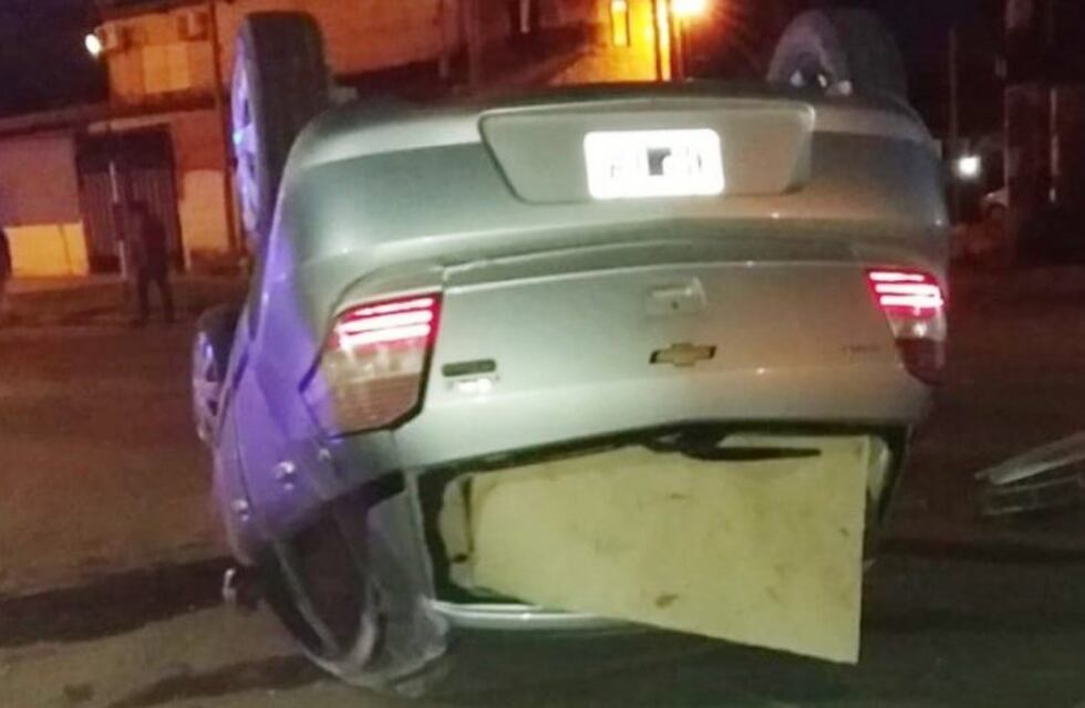 Volcó un auto tras chocar contra una columna del alumbrado público en Barranqueras