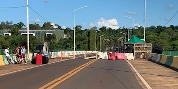 Puente Internacional Tancredo Neves vallado para que no circulen personas ni vehículos\u002E (El Independiene)