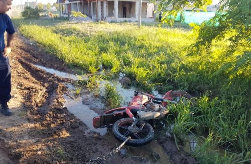 Evadió un operativo policial con su motocicleta, cayó a una zanja y terminó detenido