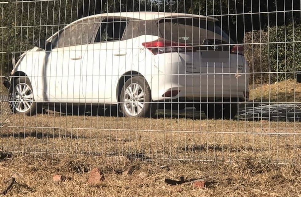 Intentó escapar de un country: chocó contra varios autos y causó destrozos en el puesto de guardia