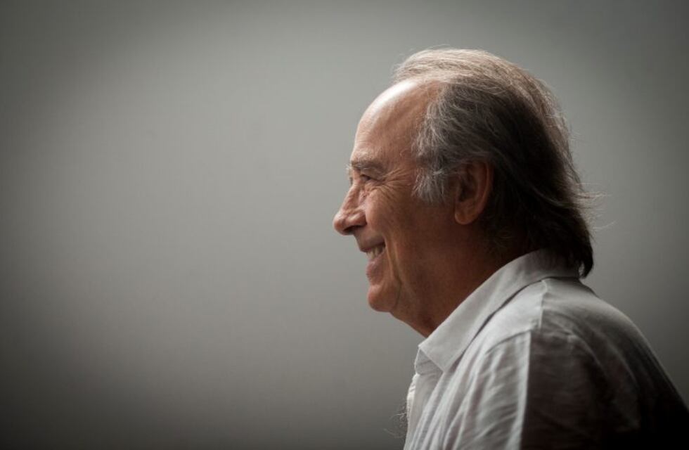 Aquellas pequeñas cosas: La vida de Joan Manuel Serrat plasmada en un libro