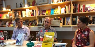 El periodista Néstor Restivo, presentando su libro \