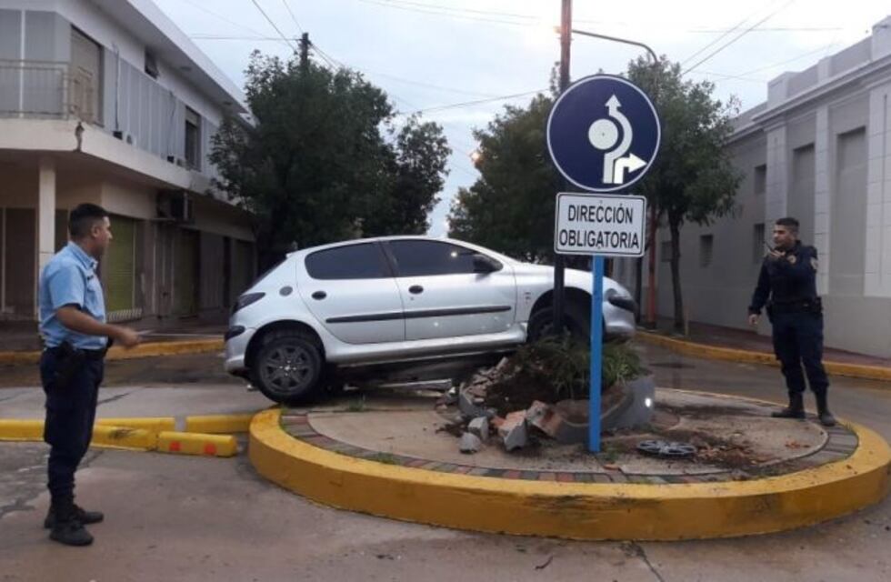 Accidente en la rotonda sobre la calle San Martín