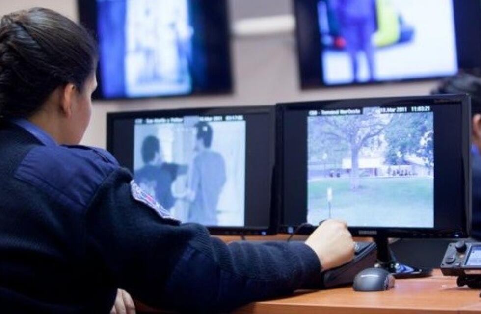 Una cámara de vigilancia captó a la posible madre de la beba abandonarla