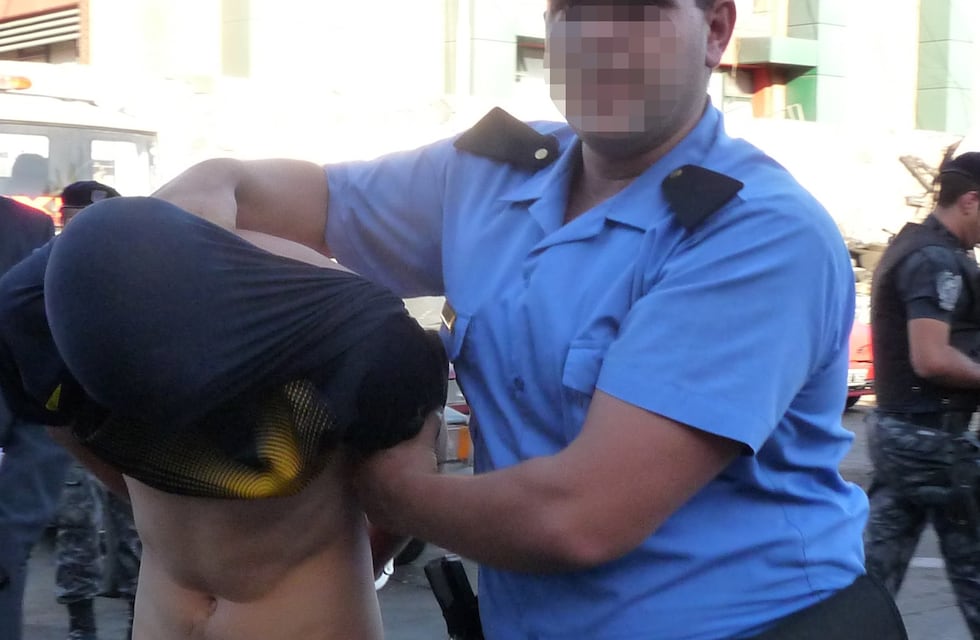 Cuatro adolescentes atacaron a un colectivero y le dieron un martillazo en la cabeza