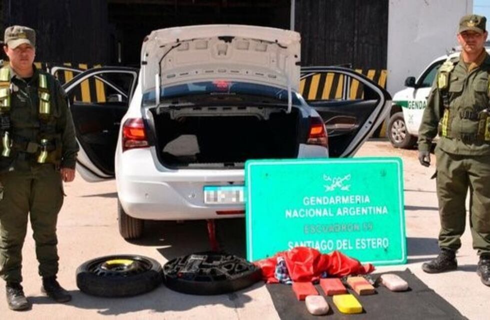 Detienen a un matrimonio que viajaban con más de 4 kilos de cocaína en el baúl de su automóvil