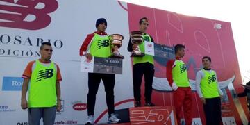 El corredor oriundo de Esquel se llevó un premio de diez mil pesos en efectivo\u002E (Rosario Corre)