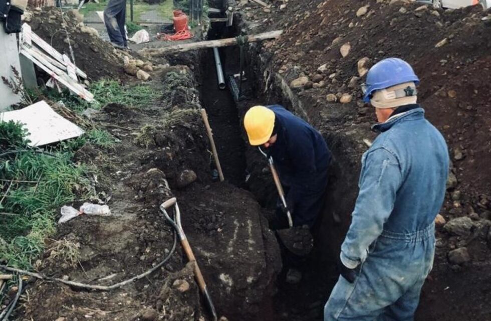 Finalizando la instalación de redes de agua y cloacas en el barrio Colombo