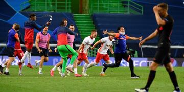 RB Leipzig players celebrate after winning their Champions League quarterfinal match against Atletico Madrid at the Jose Alvalade stadium in Lisbon, Portugal, Thursday, Aug\u002E 13, 2020\u002E (Lluis Gene/Pool Photo via AP)