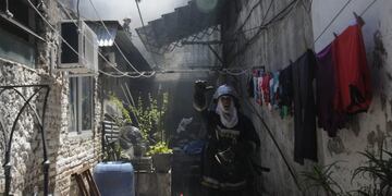 DYN12, BUENOS AIRES, 23/12/2014, INCENDIO EN EL BARRIO DE LA BOCA, EN CALIFORNIA E IRALA, EN DOS VIVIENDAS\u002E FOTO:DYN/LILIANA SERVENTE\u002E buenos aires incendio en conventillo de la boca incendios