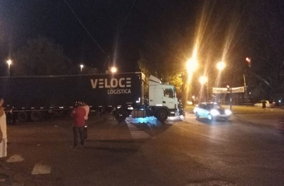 Quiso evadir un control, atropelló a un policía y murió aplastado por un camión