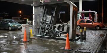 Un vehículo chocó contra un surtidor y se prendió fuego\u002E Foto: ANBariloche\u002E