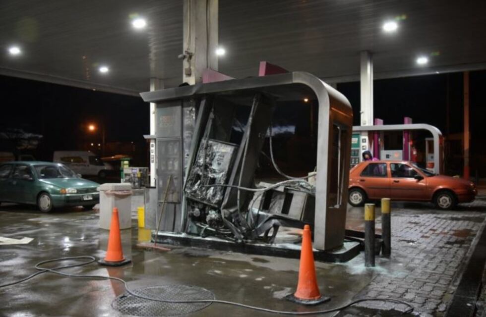 Un auto chocó un surtidor de nafta y se prendió fuego