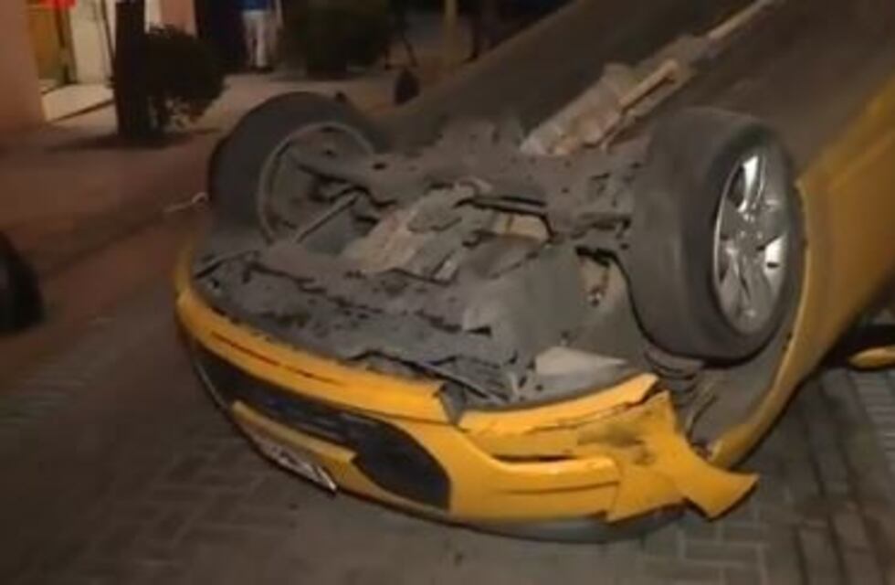 Perdió el control, chocó y volcó en Retiro