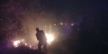 La policía sofocó un incendio en Mojón Grande con ayuda de los vecinos