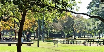 A pesar de la vigencia de la cuarentena, varias personas llevaron a sus hijos a pasear a los parques y plazas públicas\u002E (@radio2rosario)