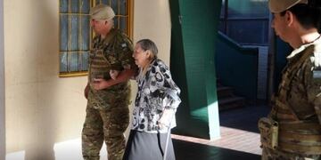 Los abuelos fueron los primeros en votar en las escuelas mendocinas\u002E