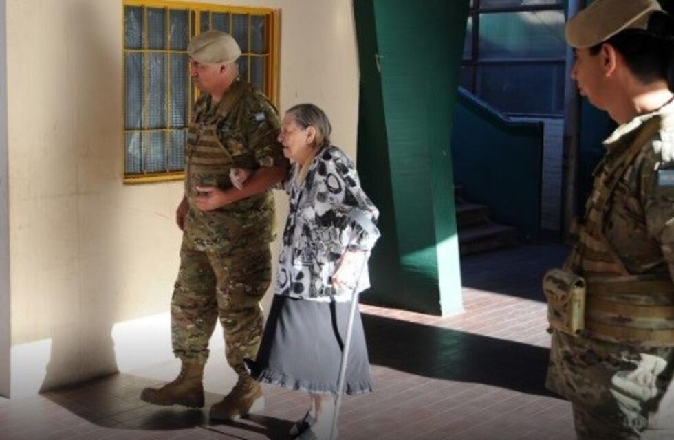 Abrieron las mesas y los primeros en votar fueron los abuelos