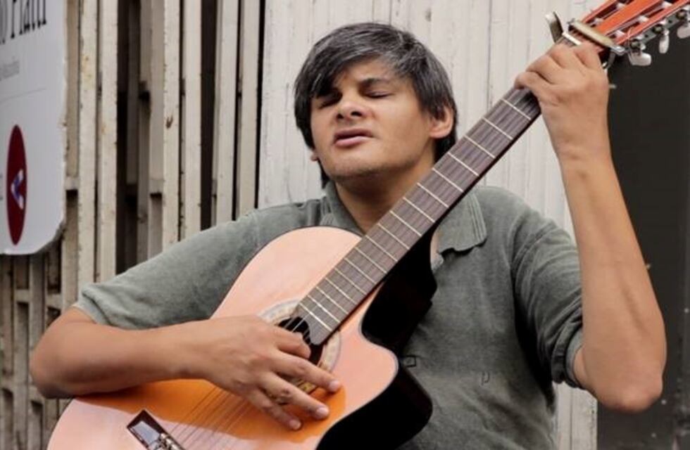 El cantor de la peatonal, Marcelo Moyano, se fracturó la cadera y piden ayuda para él y su familia