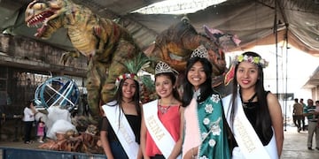 Laura González reina wichí visitó la carroza realizada por la Escuela Técnica de Palpalá