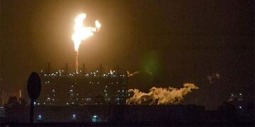 Susto por un gran llama de fuego en la chimenea de DOW