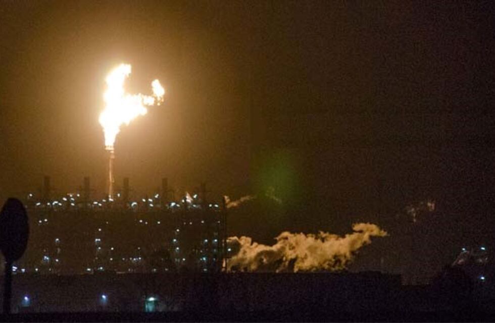 Susto en la ciudad por una gran llama en la chimenea de Dow